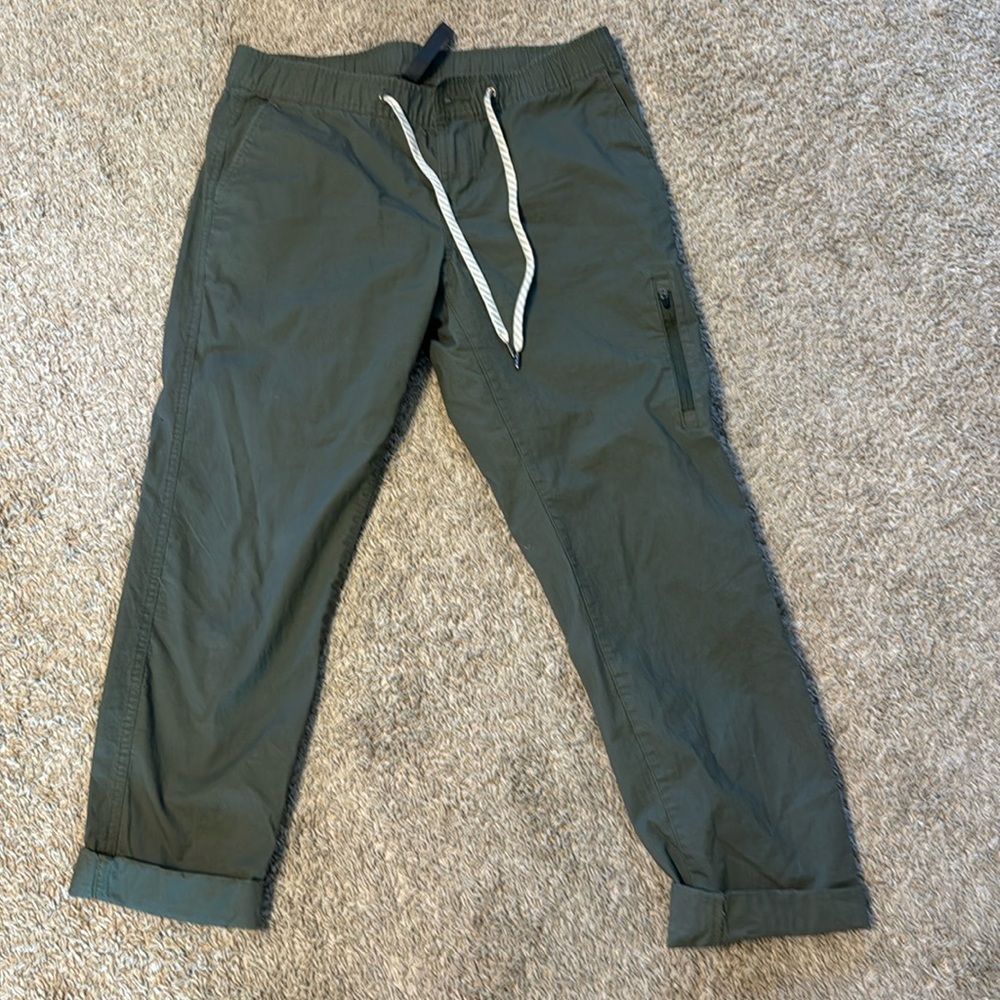 Vuori, army green, medium pant